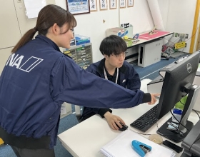 スタッフからの質問に答えている様子