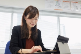 月に１回は出社となりますが、ほぼテレワークでの勤務ができます。