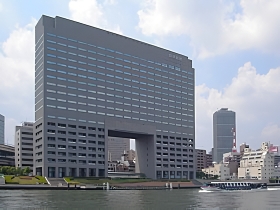 まさに「門」のような特徴的な外観のビル　 隅田川を臨むオフィスからの景観が良好です