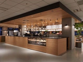 社員限定のカフェ＆デリ「5615」。 好きなおかずを選べるデリプレートやカフェコーナーのドリンクも充実。