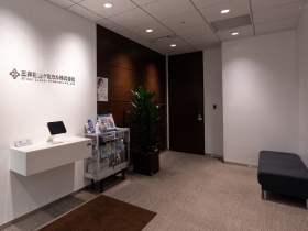 【エントランス】大手町駅から徒歩5分、竹橋駅から徒歩3分