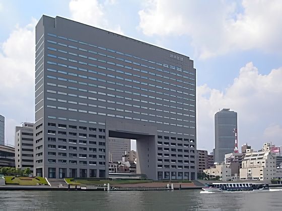 まさに「門」のような特徴的な外観のビル　 隅田川を臨むオフィスからの景観が良好です