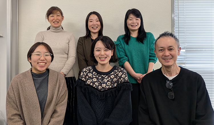 写真：アットジーピージョブトレお茶の水の内観写真です。オフィスのような部屋で、長机と椅子がグループごとに並んでいます。ここに全員が集まり、明るい雰囲気のなか、トレーニングをおこなっていきます。