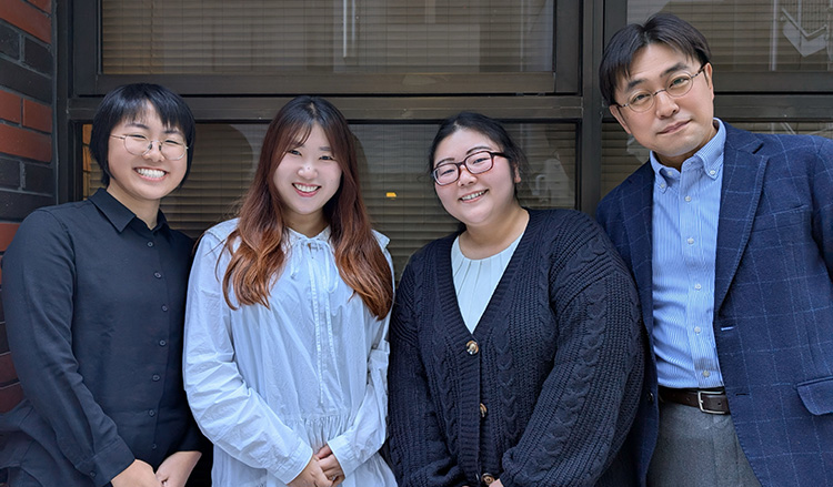 写真：アットジーピージョブトレ大手町の内観写真です。オフィスのような部屋で、長机と椅子がグループごとに並んでいます。ここに全員が集まり、明るい雰囲気のなか、トレーニングをおこなっていきます。