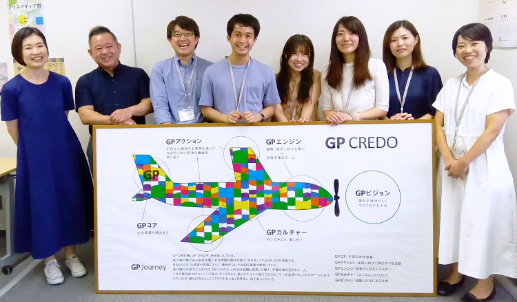 写真：アットジーピージョブトレ秋葉原第2の内観写真です。オフィスのような部屋で、長机と椅子がグループごとに並んでいます。ここに全員が集まり、明るい雰囲気のなか、トレーニングをおこなっていきます。